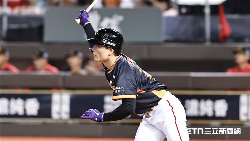 中職36年例行賽，味全龍二壘手李凱威敲出安打。（圖／記者劉彥池攝影）