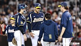 中職36年例行賽，中信兄弟先發投手柯威士控球不穩，投手教練王建民喊暫停。（圖／記者劉彥池攝影）