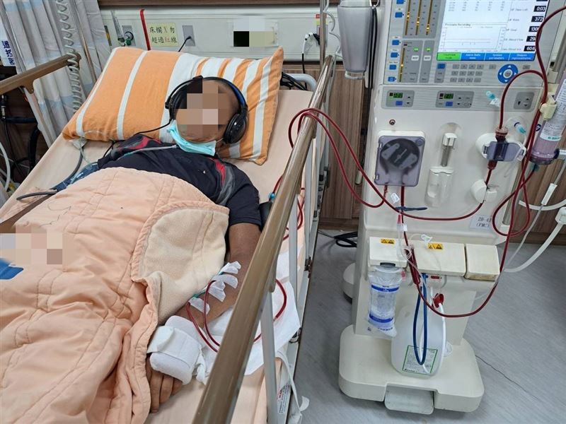 父親臥病、母親雙手變形、哥哥智能障礙，大四罕病女孩小婷拼獎學金養全家令人心疼。（圖／《愛的延續公益協會》提供）