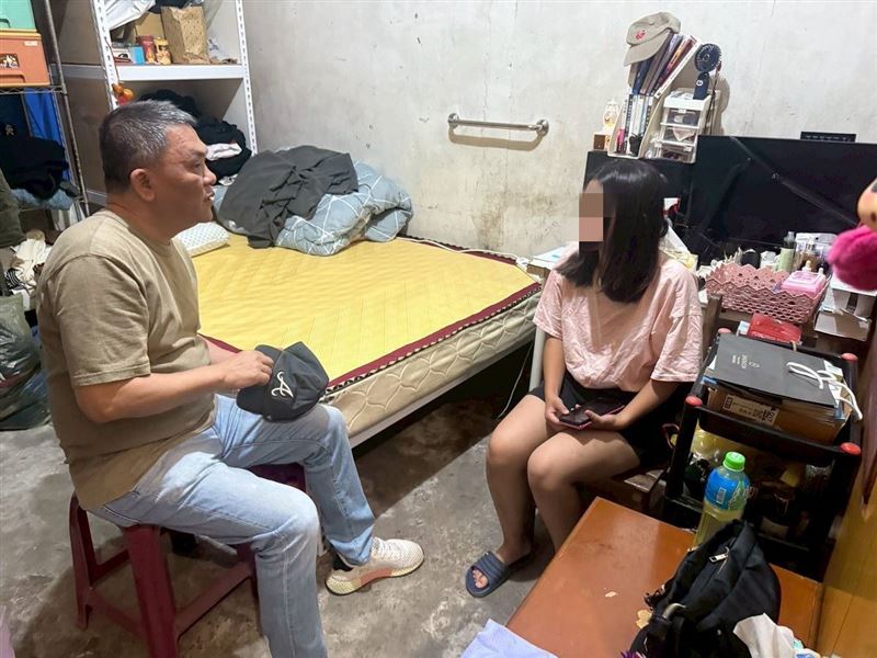 父親臥病、母親雙手變形、哥哥智能障礙，大四罕病女孩小婷拼獎學金養全家令人心疼。（圖／《愛的延續公益協會》提供）