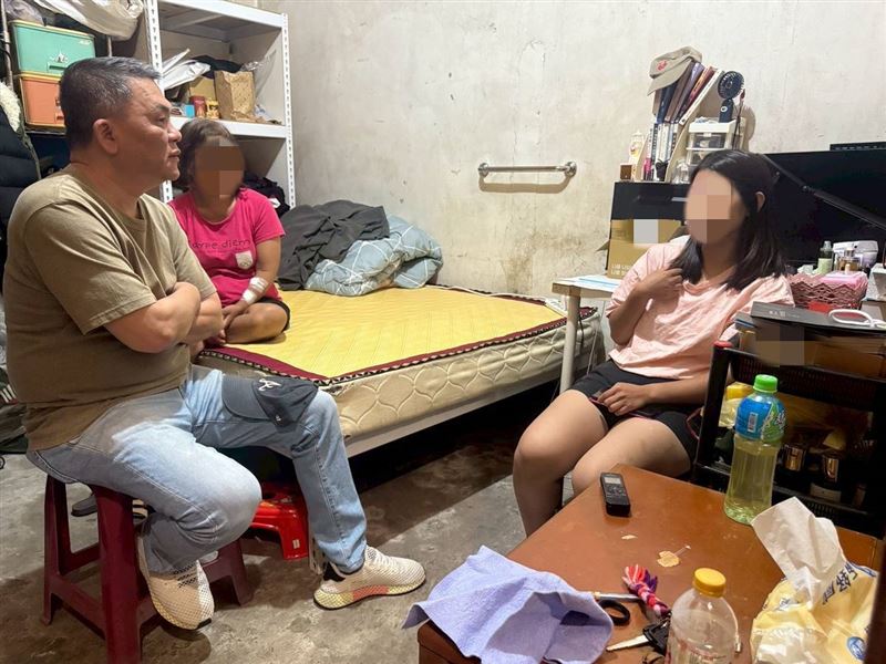 父親臥病、母親雙手變形、哥哥智能障礙，大四罕病女孩小婷拼獎學金養全家令人心疼。（圖／《愛的延續公益協會》提供）