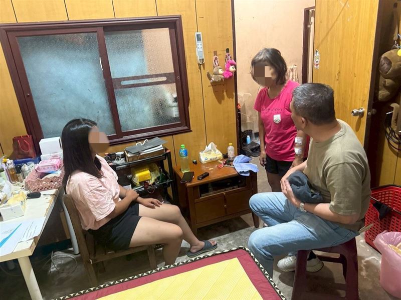 父親臥病、母親雙手變形、哥哥智能障礙，大四罕病女孩小婷拼獎學金養全家令人心疼。（圖／《愛的延續公益協會》提供）