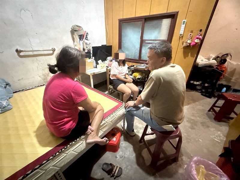 父親臥病、母親雙手變形、哥哥智能障礙，大四罕病女孩小婷拼獎學金養全家令人心疼。（圖／《愛的延續公益協會》提供）