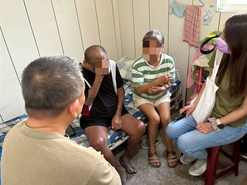 父親臥病、母親雙手變形、哥哥智能障礙，大四罕病女孩小婷拼獎學金養全家令人心疼。（圖／《愛的延續公益協會》提供）