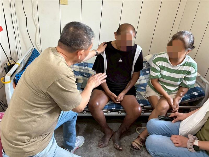 父親臥病、母親雙手變形、哥哥智能障礙，大四罕病女孩小婷拼獎學金養全家令人心疼。（圖／《愛的延續公益協會》提供）