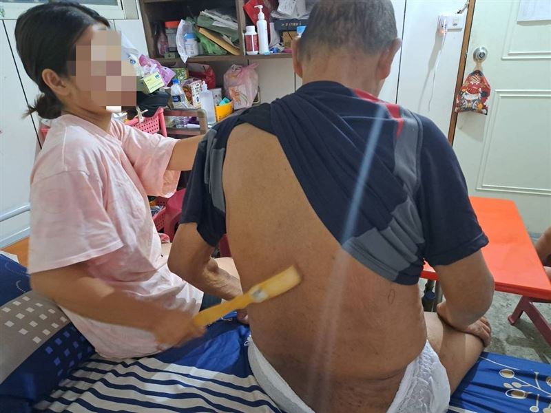 父親臥病、母親雙手變形、哥哥智能障礙，大四罕病女孩小婷拼獎學金養全家令人心疼。（圖／《愛的延續公益協會》提供）