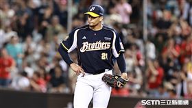 中職36年例行賽，中信兄弟先發投手柯威士1.2局退場，表情無奈。（圖／記者劉彥池攝影）