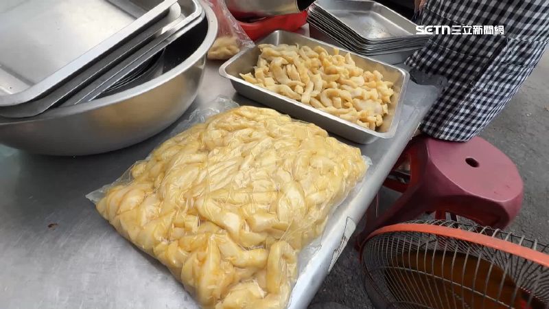 獨／遊客吃夜市鹽酥雞　驚見甜不辣夾小強