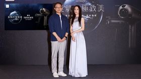 Panasonic台灣松下銷售公司總經理張天來(左)活動大使柯佳嬿(右) 合照。（圖／Panasonic台灣松下提供）