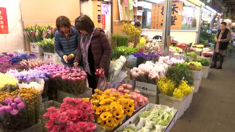 民眾到花店買回家裝飾家中