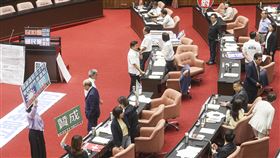 韌性特別條例修正草案　立院朝野表決立法院29日院會審議討論「因應國際情勢強化經濟社會及民生國安韌性特別條例第6條及第9條條文修正草案」等案，朝野立委高舉贊成、反對字卡進行表決。中央社記者鄭清元攝　114年8月29日