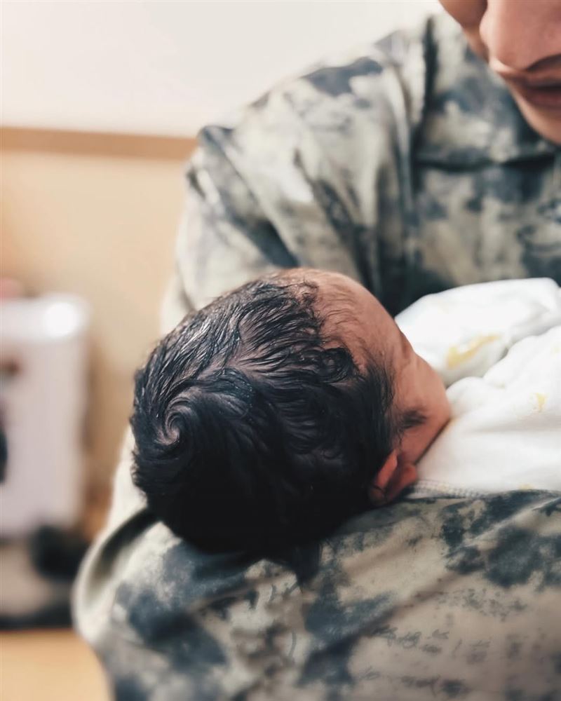 熊仔與李優歡迎愛女誕生地球。（圖／翻攝自熊仔IG）