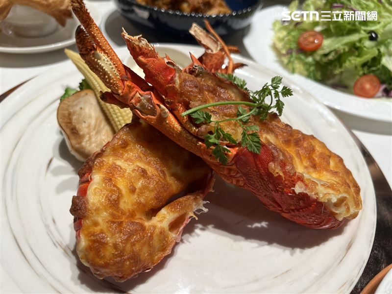 高溫炙烤的極饗焗烤龍蝦，鮮甜彈牙。（圖／記者林昱孜攝影）