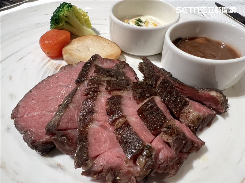 朵頤牛排重磅回歸，地點選在台南新光三越小北門店，排餐加自助吧千元有找。（圖／記者林昱孜攝影）