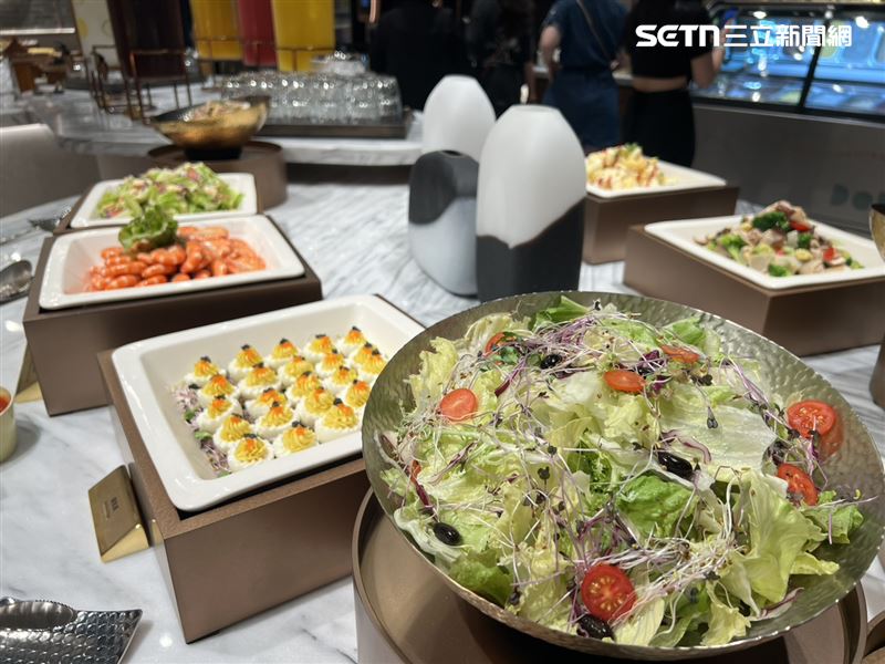 鮮蝦、魔鬼蛋、水果優格沙拉，皆是沙拉吧人氣美食。（圖／記者林昱孜攝影