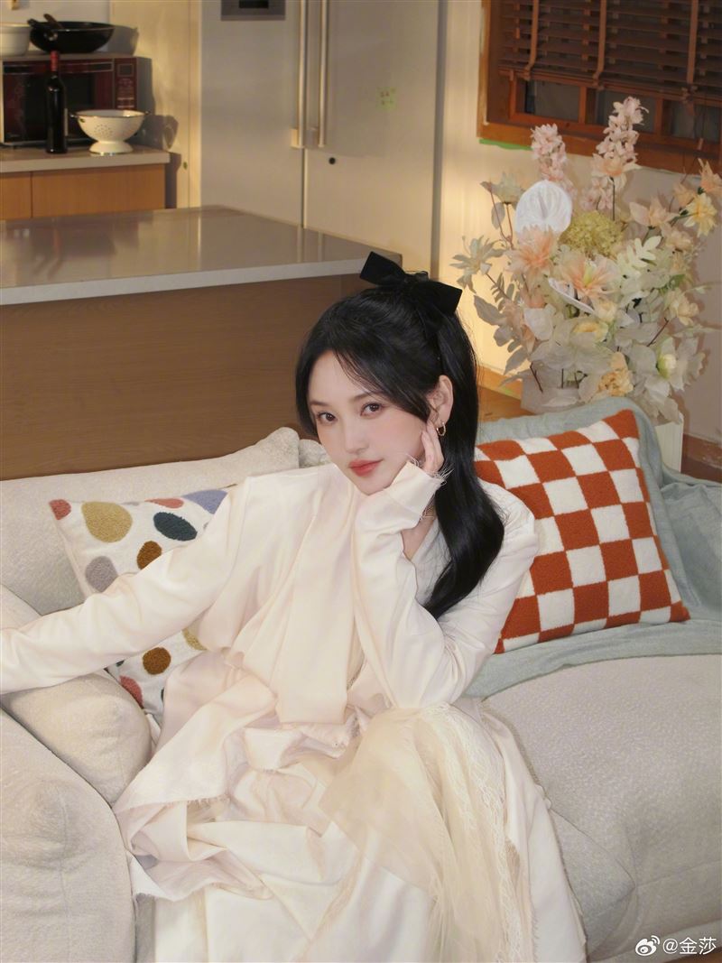 女星金莎大談差19歲母子戀。（圖／翻攝自金莎微博）