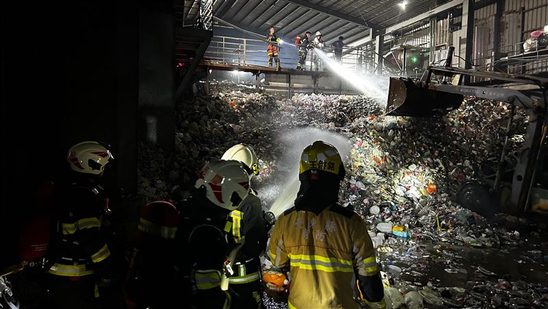 台東縣池上鄉新興村，一處資源回收廠發生火警。（圖／翻攝畫面）