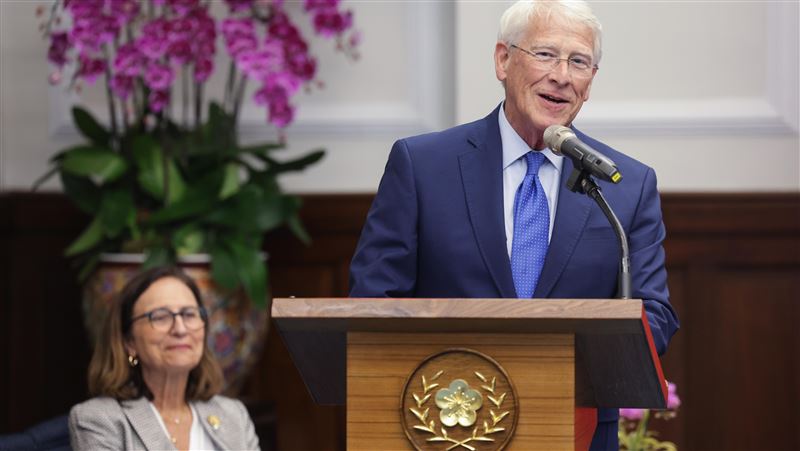 美國聯邦參議院軍事委員會主席維克（Roger Wicker）（右）、參議員費雪（Deb Fischer）（左）一行29日抵台。（圖／中央社）