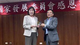 劉鏡清：有矽光子台灣永遠是第一大國國發會29日為主委劉鏡清（圖右）舉辦感恩茶會，劉鏡清致詞時說，封裝測試第一大國將變成中國，但有了矽光子，台灣永遠是第一大國。中央社記者潘姿羽攝　114年8月29日