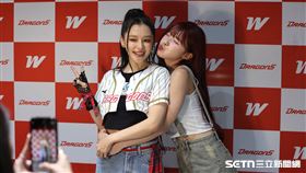 中職36年例行賽，徐若瑄獻唱後和李多慧合影。（圖／記者劉彥池攝影）