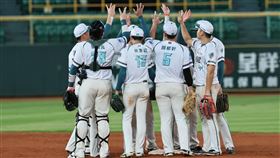 台鋼雄鷹10：5擊潰樂天桃猿，再度收下4連勝。（圖／翻攝自台鋼雄鷹臉書）