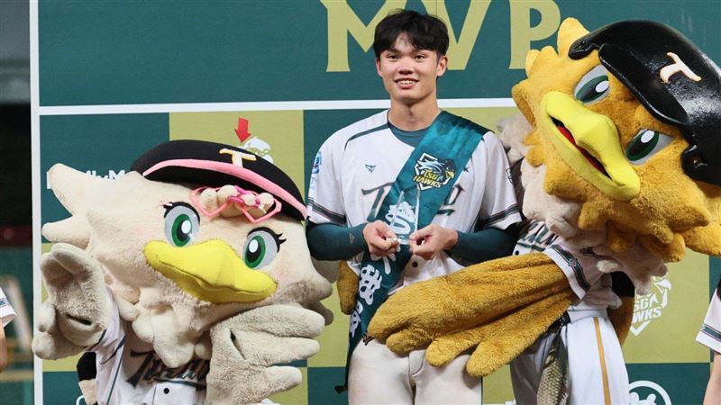 台鋼雄鷹王博玄敲出逆轉致勝安，獲選單場MVP。（圖／翻攝自台鋼雄鷹臉書）