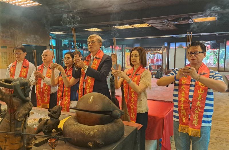 企業家謝玲玲博士(右二)在文大副校長王志誠(右三)陪同下，赴陽明山姜太公道場參拜。（圖／姜太公道場提供）