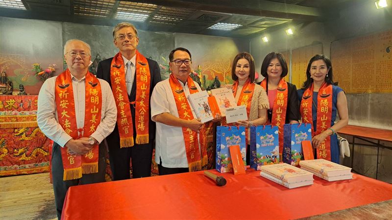 企業家謝玲玲博士(右二)在文大副校長王志誠(右三)陪同下，赴陽明山姜太公道場參拜。道場主席羅世新(左三)致贈姜太公世界道家論壇論文集及福袋予謝玲玲博士。（圖／姜太公道場提供）