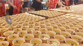 ▲海內外信眾齊聚陽明山姜太公道場參加七星燈法會。（圖／姜太公道場提供）