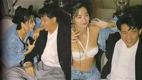 林青霞曾與男星秦漢傳緋聞，她牛仔外套下僅穿著白色內衣，讓網友驚呼「林青霞也太敢穿了！」（圖／翻攝自微博）

