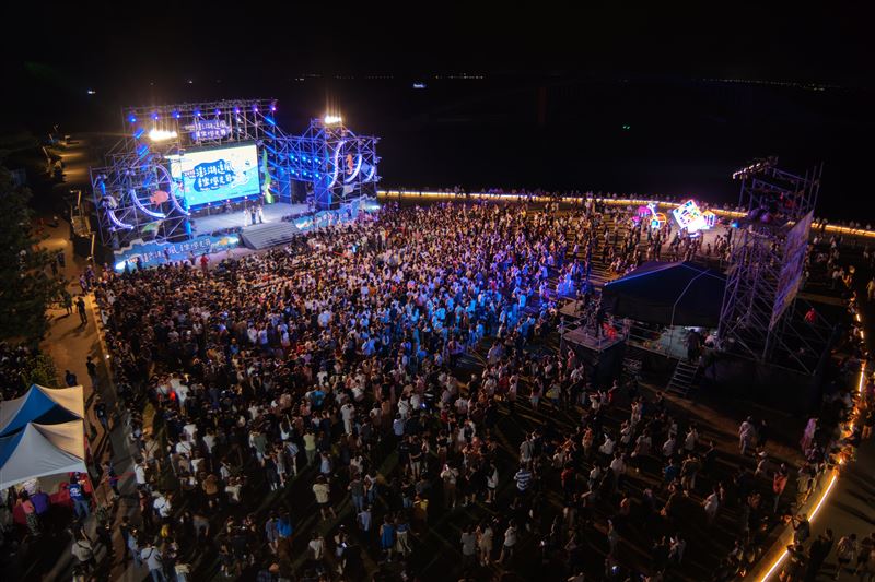 2025澎湖追風音樂燈光節璀璨開幕人潮盛況。(圖/澎管處提供)