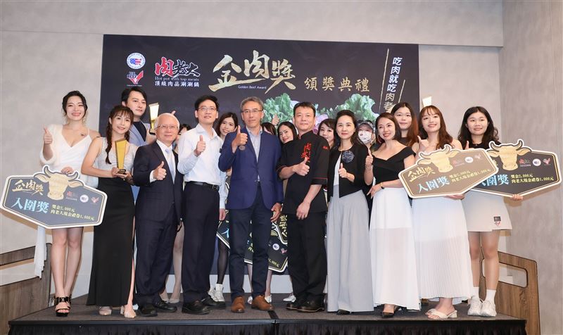 孟澔（左3）在金肉獎突破重圍，奪下最佳人氣獎。（圖／肉老大頂級肉品涮涮鍋提供）