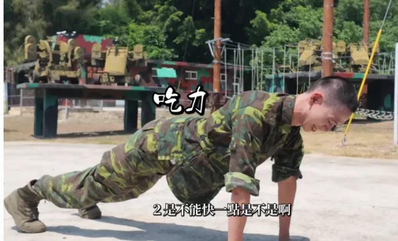 Andy做伏地挺身。（圖／翻攝自YouTube）
