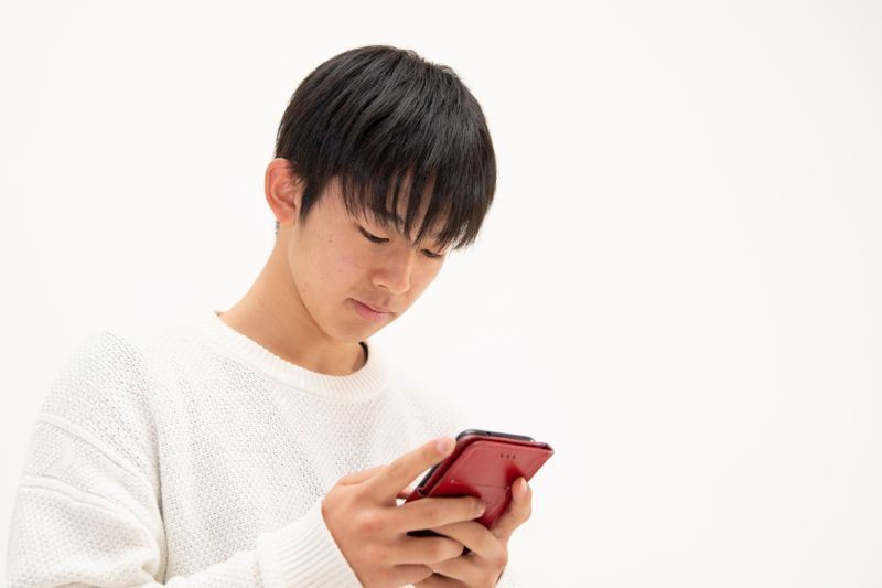 福建一名年輕男大生因長期低頭，導致頸椎硬膜外血管破裂，血塊壓迫到脊髓，下半身突然癱瘓。（示意圖／翻攝自photoAC）