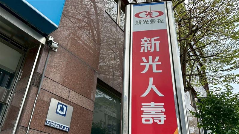 開學季即將到來,許多家長們將面臨子女學雜費及相關開支,靈活備戰開學季,新光人壽推保單借款「貸就福II」。(圖/記者余國棟攝影)