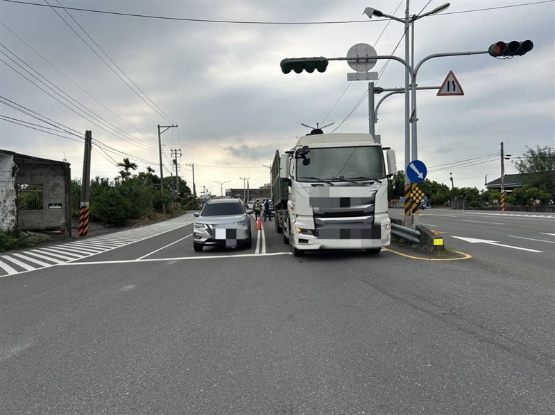 聯結車在該處等紅燈並未違規，至於騎士為何會高速追撞還要再調查。（圖／翻攝畫面)