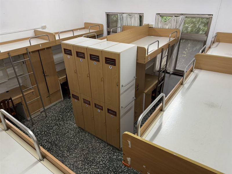 東吳大學宿舍「8人大寢室」，看上去空間有些擁擠。（圖／翻攝自東吳大學官網）