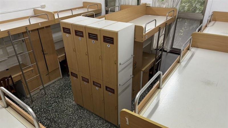 東吳8人宿舍照曝光 網看傻:以為在當兵