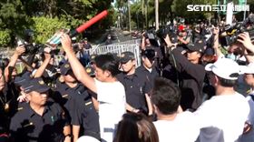 民眾黨辦走讀，黃國昌開嗆警方不要面帶微笑。（圖／翻攝畫面）