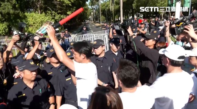 民眾黨辦走讀，黃國昌開嗆警方不要面帶微笑。（圖／翻攝畫面）