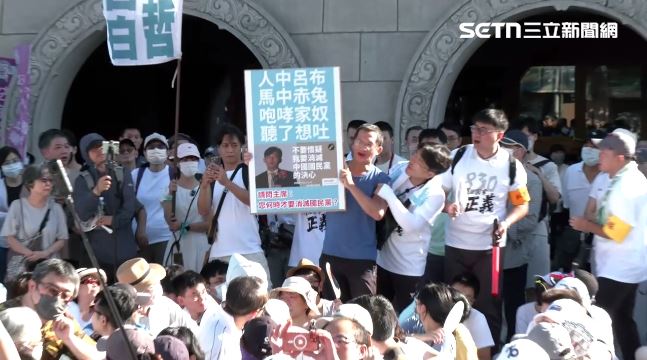 民眾黨「司法改革 公民走讀」活動，有民眾持看板嗆黃國昌咆哮家奴（圖／翻攝畫面）