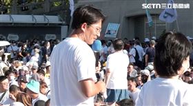 民眾黨「司法改革 公民走讀」活動，有民眾持看板嗆黃國昌咆哮家奴（圖／翻攝畫面）