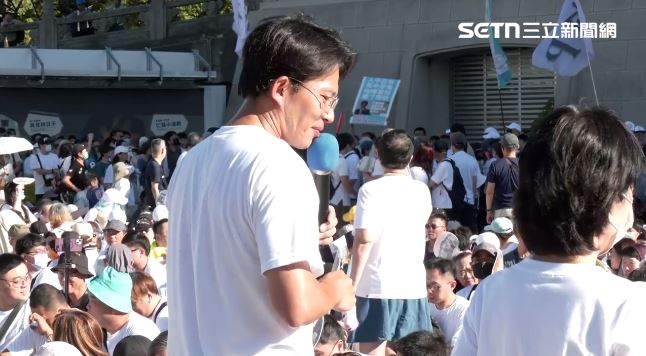 民眾黨「司法改革 公民走讀」活動，有民眾持看板嗆黃國昌咆哮家奴（圖／翻攝畫面）