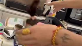  一名超商女店員情緒潰堤，下跪嗑頭向顧客道歉。（圖／翻攝自臉書社團「爆料公社公開版」）
