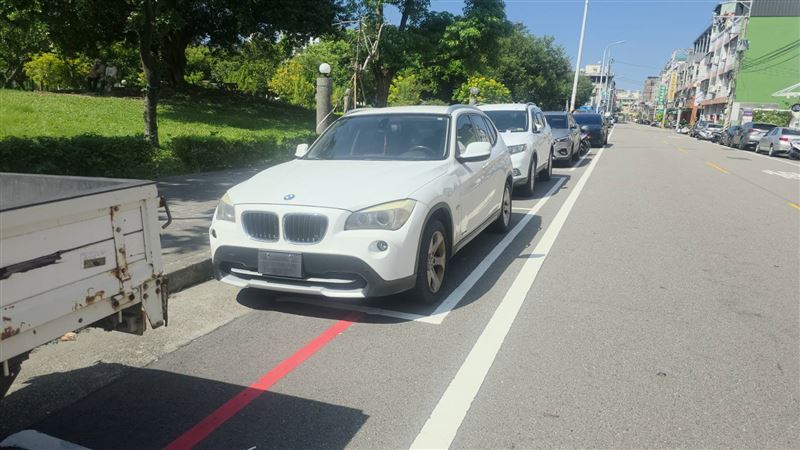 台中一輛BMW休旅車「未掛車牌」，卻免費停路邊車格48日。（圖／翻攝畫面）