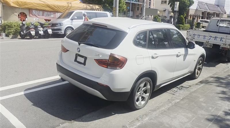 BMW休旅車「未掛車牌免費停路邊車格48日。（圖／翻攝畫面）
