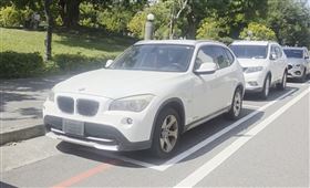 台中BMW休旅車「未掛車牌」免費停路邊車格48日！警方說明了