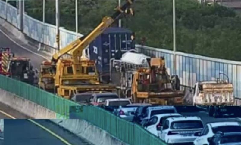 西濱公路王功段聯結車追撞貨車，1名駕駛受困。（圖／翻攝畫面）