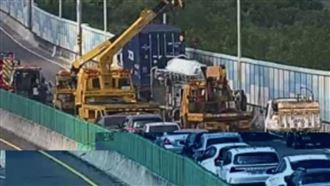 新／西濱2大車追撞1駕駛受困！全線封閉中