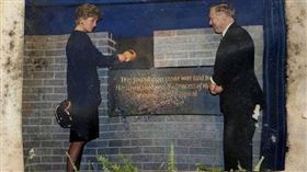 英國黛安娜王妃生前於倫敦大奧蒙德街兒童醫院曾將一個「時空膠囊」封入醫院大樓牆壁。（圖／翻攝自X／@standardnews）